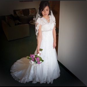 David’s Bridal Cap Sleeved Lace Wedding Dress